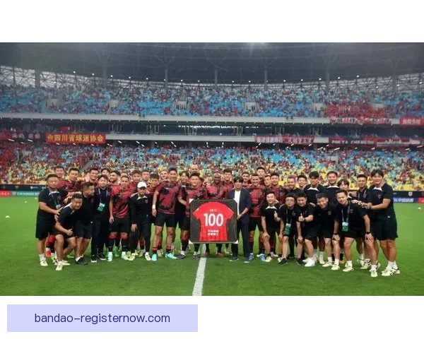 约4000名米兰球迷周六前往训练基地为球队加油助威超出预期人数